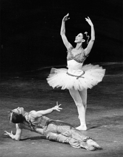 Rudolf Noureev dansant Le Corsaire - 1968 New York avec Margot Fonteyn - Donald Southern ROH Collections